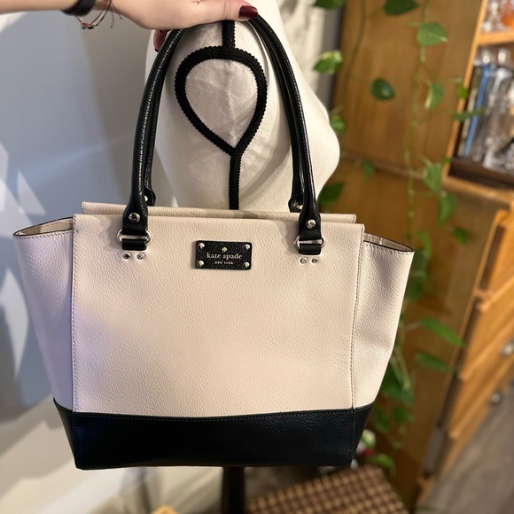 Kate Spade classic beige and black minimalist leather purse - Picture 3 of 11